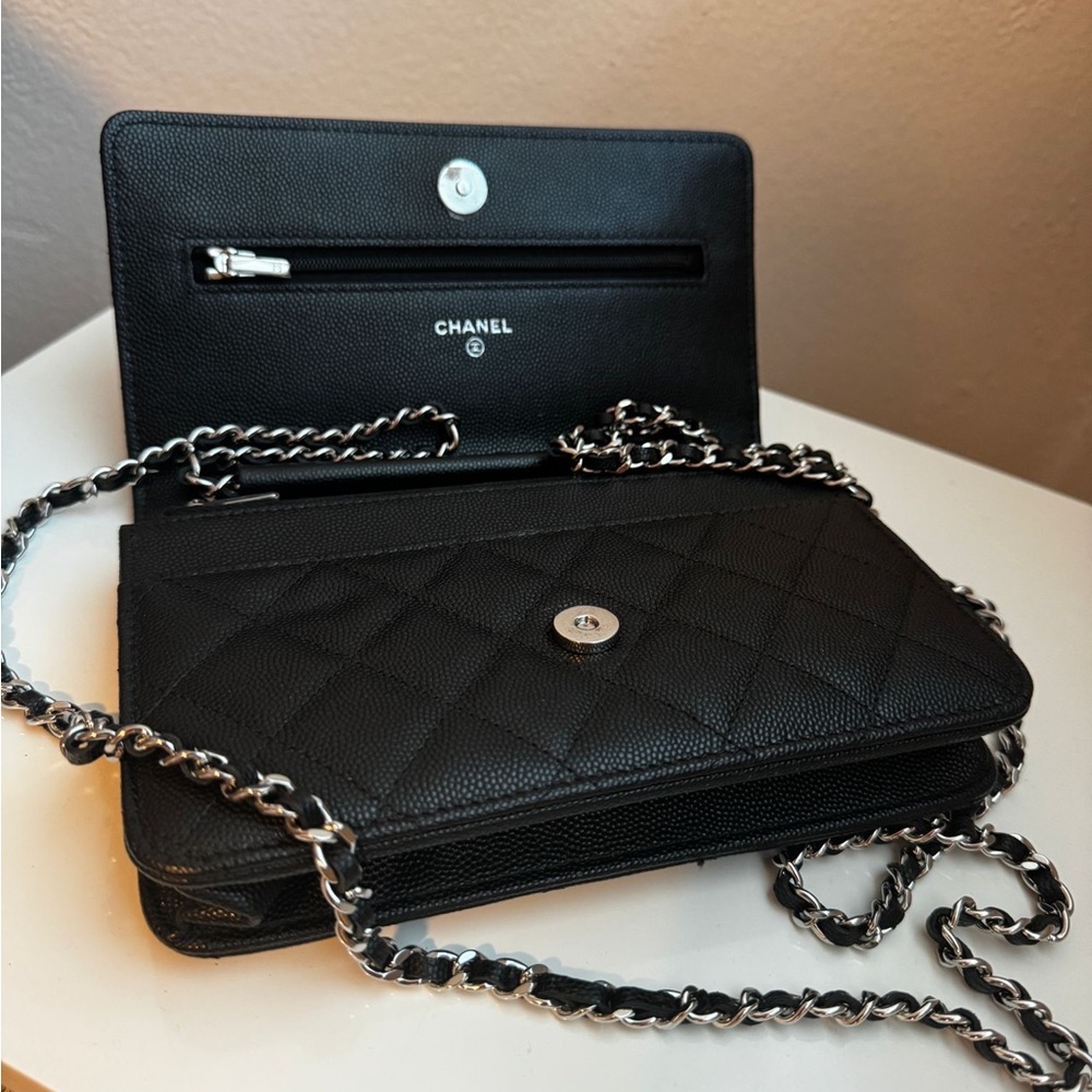 Chanel cross body original,  black.  Logo black and white chain.